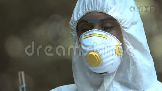 在试管、核沉积物中装有放射性物质的面罩的科学家视频