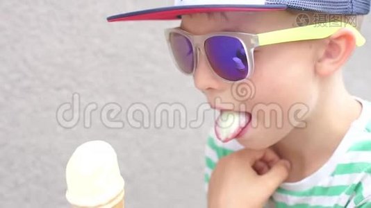 夏天在街上舔冰淇淋的青少年视频