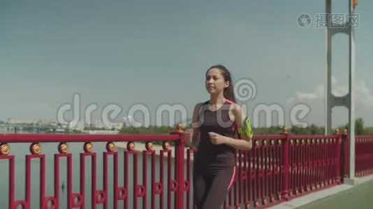 跑完桥上的亚洲女人就累了视频