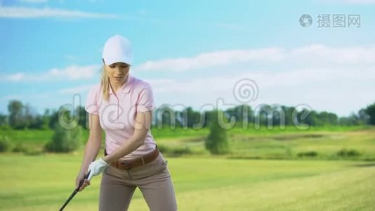 年轻女性，高尔夫球杆击球，因射门失败而震惊，不幸视频