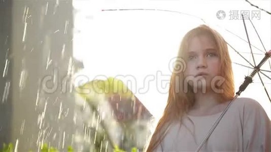 年轻悲伤的女孩，黑发，长发，站在倾盆大雨中，没有雨伞。 特写，慢镜头..视频