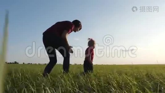 一位年轻的母亲在街上和一个孩子玩。 一个女人追赶一个快乐的小女儿。 快乐的家庭视频