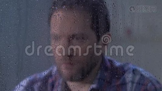 男人用手掌在雨窗后绝望地闭上脸，烦恼视频