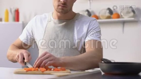 男性专业切西红柿，翻炒锅拌料视频