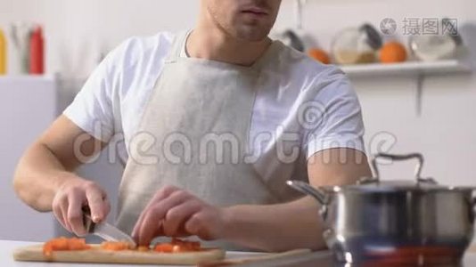 一个人在平底锅里尝试酱汁，因为味道不好而搞砸脸，做饭视频