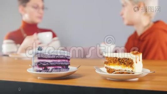 桌上摆着美味的蛋糕视频