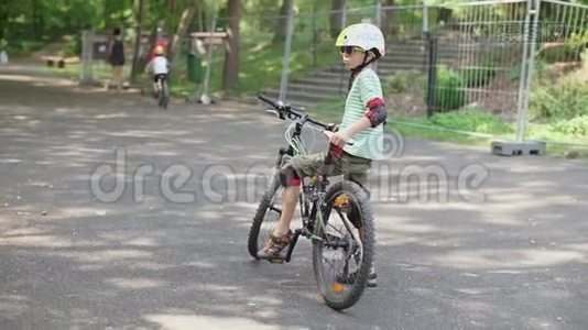 小学生开始在学校公园骑自行车视频