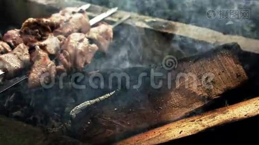 在烧烤架上用木炭磨碎。 Shashlik或Shish烤肉串在东欧和中东地区很受欢迎视频