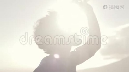 夏日炎炎时，运动男用水浇在脸上视频