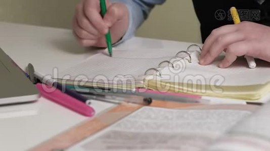 穿校服的少女做家庭作业视频