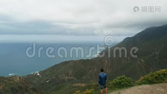 空中观景。 一个人站在山的边缘，看着一幅美丽的风景-大西洋的长海岸视频