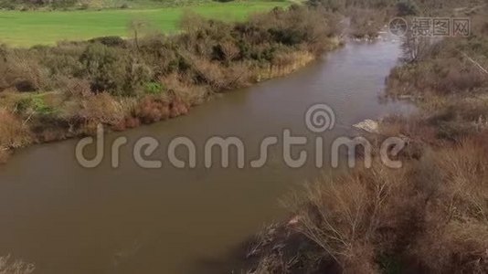 用无人驾驶飞机俯瞰撒丁岛的湖泊和科希纳斯河，周围是树木和农田视频