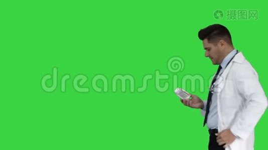 药剂师看相机，在绿色屏幕上显示白色瓶子受体新药，铬键。视频