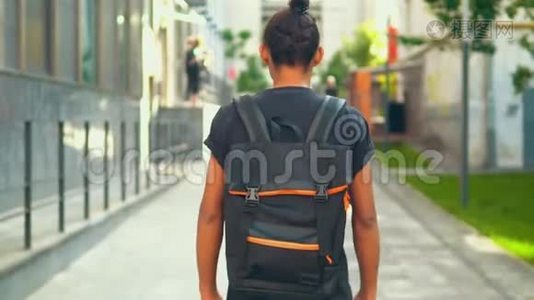 在城市里散步的嬉皮士视频