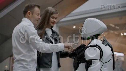 现代机器人技术与人的互动。 与机器人的友谊和交流。 助理视频