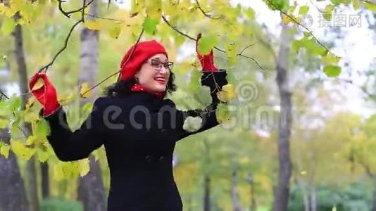 女人在秋天公园跳舞唱歌。 老师`天视频