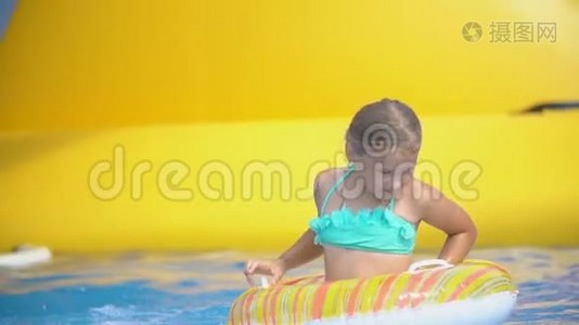 女孩在水上乐园里爬滑梯视频