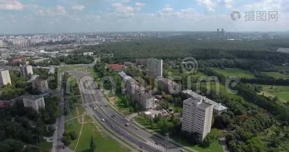 俄罗斯莫斯科建筑和广阔绿地的空中全景视频