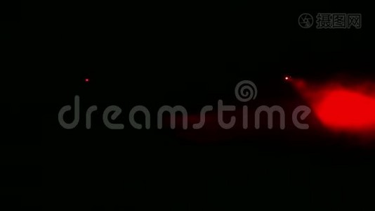 轮廓的红光在黑暗中用烟毯照亮视频
