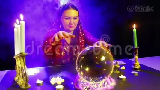 在魔术沙龙里的吉普赛人用水晶球从事魔术，比特币的火号就从里面出现了视频