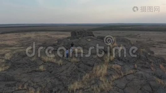 空中观景。 全家游客。 一男一女带着儿子沿着山上的一条小路爬山..视频