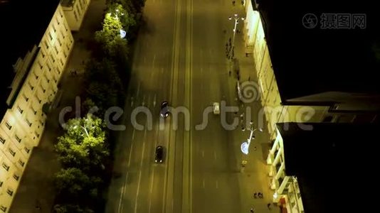 午夜城市道路的无人机镜头。 空中观景。视频