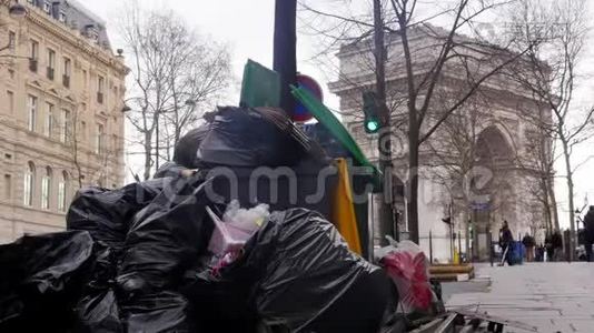 巴黎，2020年2月4日。 垃圾焚烧场封锁后巴黎的垃圾堆积视频