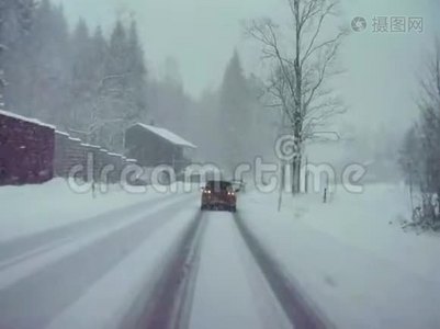 冬天晚上山区繁忙的道路视频