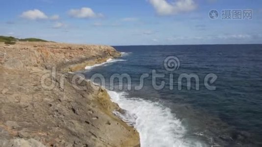 西班牙马洛卡热带岛屿的岩石海岸的波浪破碎，晴天，蓝天波浪，海洋，夏天视频