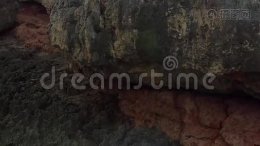空中：靠近海浪冲击岩石，悬崖，海岸在阳光明媚的日子在马洛卡岛阳光明媚的天气，阳光视频