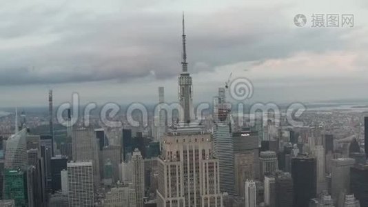 历史：在阴天，在繁忙的城市里被摩天大楼包围的曼哈顿帝国大厦的史诗般的外观视频