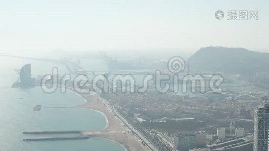 西班牙巴塞罗那与海湾中的船一起拍摄城市和海洋的全无人机镜头视频