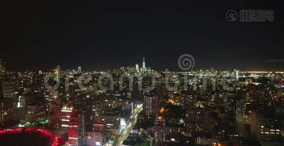 时间灯塔：夜晚的曼哈顿，飞机飞过，城市灯光闪烁视频