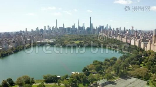 空气：美丽的中央公园景观，湖和曼哈顿天际线背景在阳光明媚的夏季，纽约视频