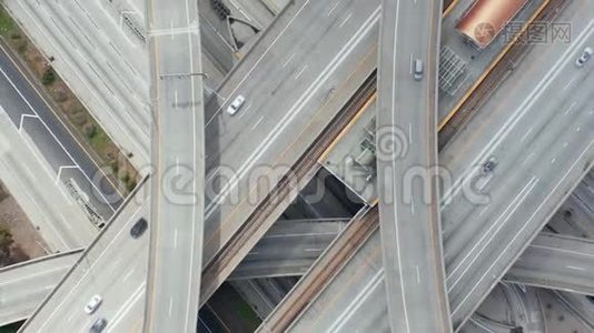 空中：壮观的空中飞升在普雷格森法官高速公路上，显示了多条公路、桥梁和高架桥视频