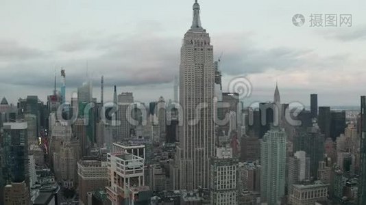 在阴天，在繁忙的城市里，摩天大楼环绕着曼哈顿帝国大厦的上空盘旋视频