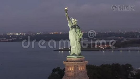 空中：自由女神像盘旋，在清晨的晨光中美丽地照亮了纽约市视频