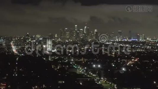 星光：夜幕降临，笼罩黑暗的好莱坞洛杉矶，笼罩市区和城市灯光视频