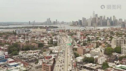 爱丽：穿越纽约市高速公路，灰色的一天繁忙的汽车交通视频