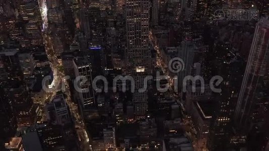 在繁忙的城市里，美丽的曼哈顿被摩天大楼包围着视频