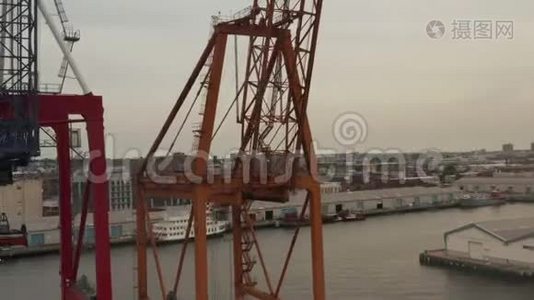 空气：阴天关闭纽约市码头的工业起重机视频