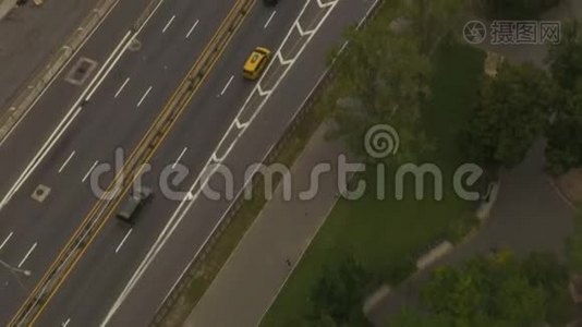 美国航空公司：乘坐汽车飞越高速公路，乘坐纽约市天际线视频