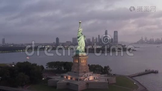 美国：在晨光中，环绕自由女神像美丽地照亮了纽约市视频