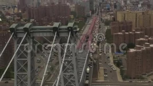 空中：纽约威廉斯堡大桥，近距离飞行，有汽车和地铁视频
