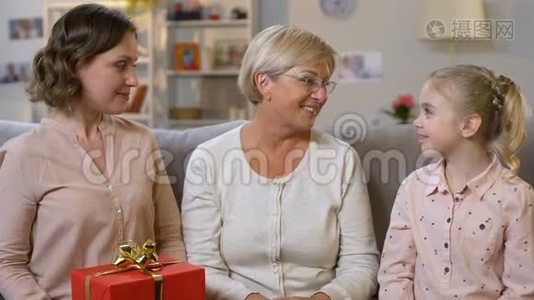 母亲和奶奶送礼物给女学生，鼓励他们好好学习视频