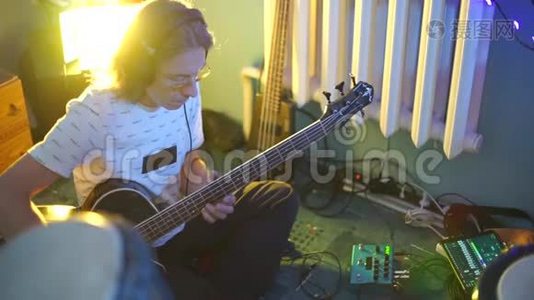 这位音乐家弹吉他，录制了一张新专辑视频