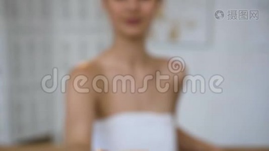 女性手伸出罐子与奶油到相机上的白色背狗。视频