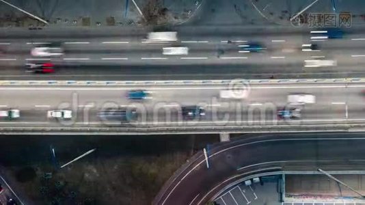 不断上升的无人机镜头展现了城市高速公路、桥梁、交通和基础设施的壮观发展视频