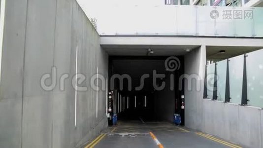 接近地下停车库隧道入口视频