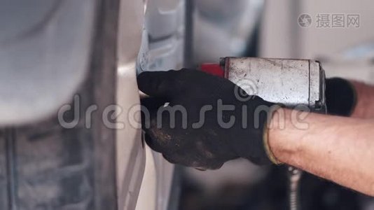 戴黑手套的工人用工具修理汽车视频